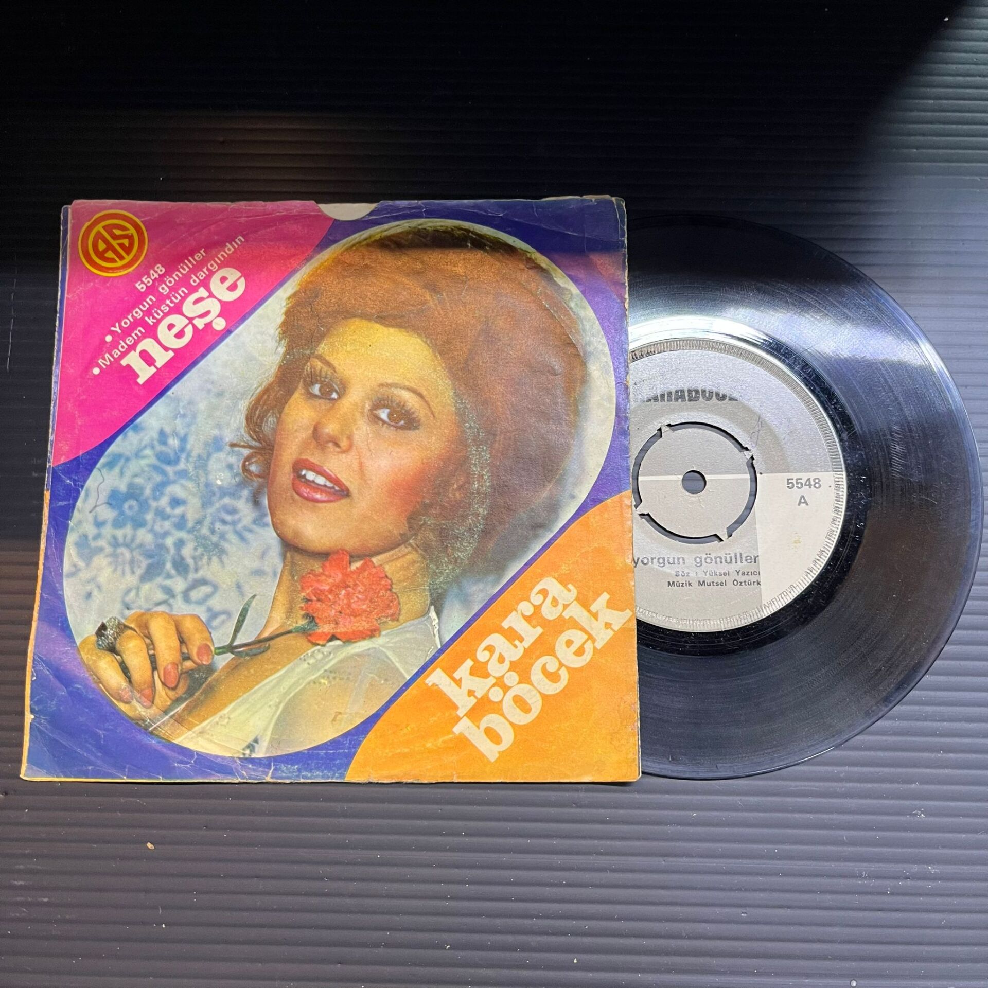 Neşe Karaböcek – Yorgun Gönüller / Madem Küstün Dargındın