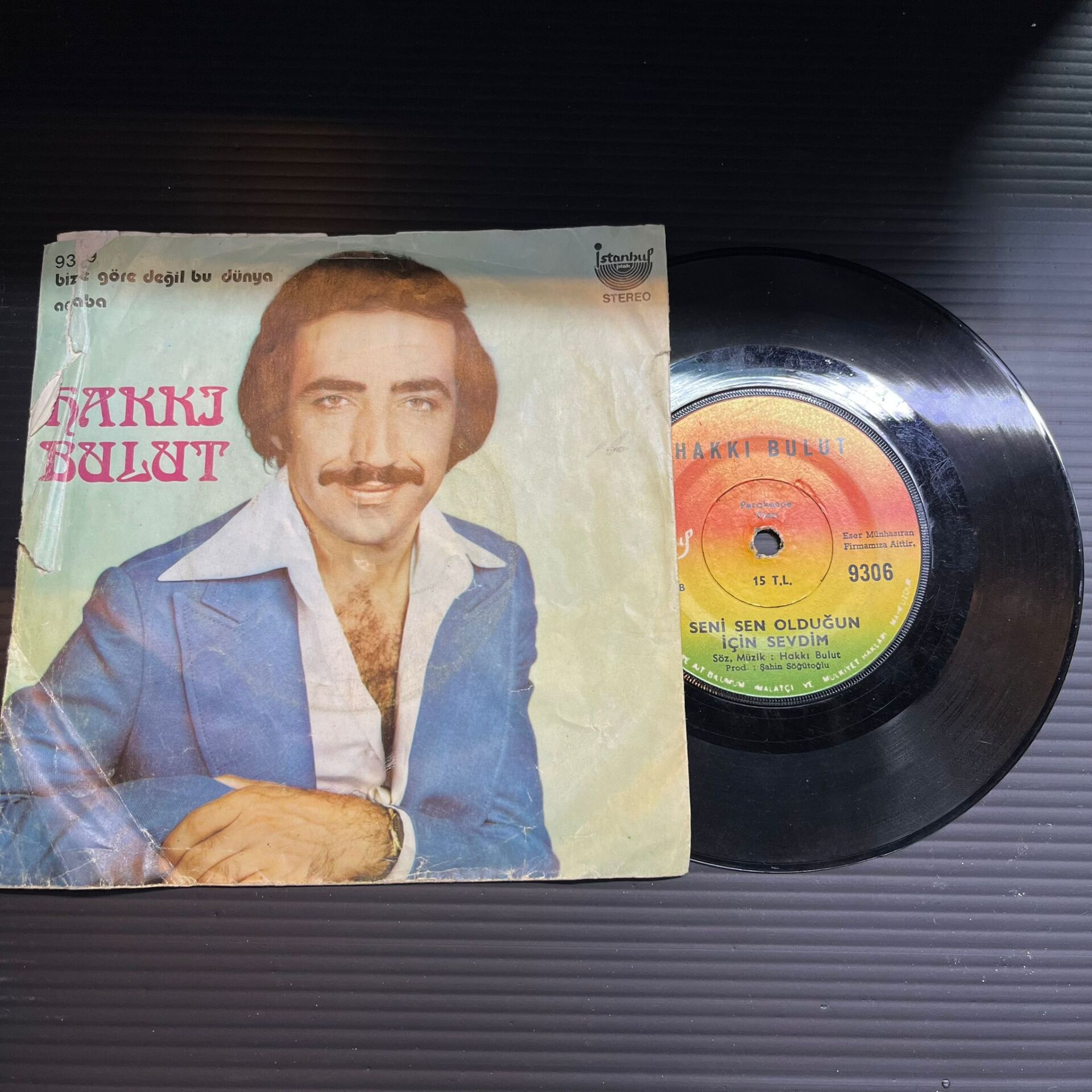 Hakkı Bulut – Gerçek Seven Kıskanır (Ben Köylüyüm) / Seni Sen Olduğun İçin Sevdim