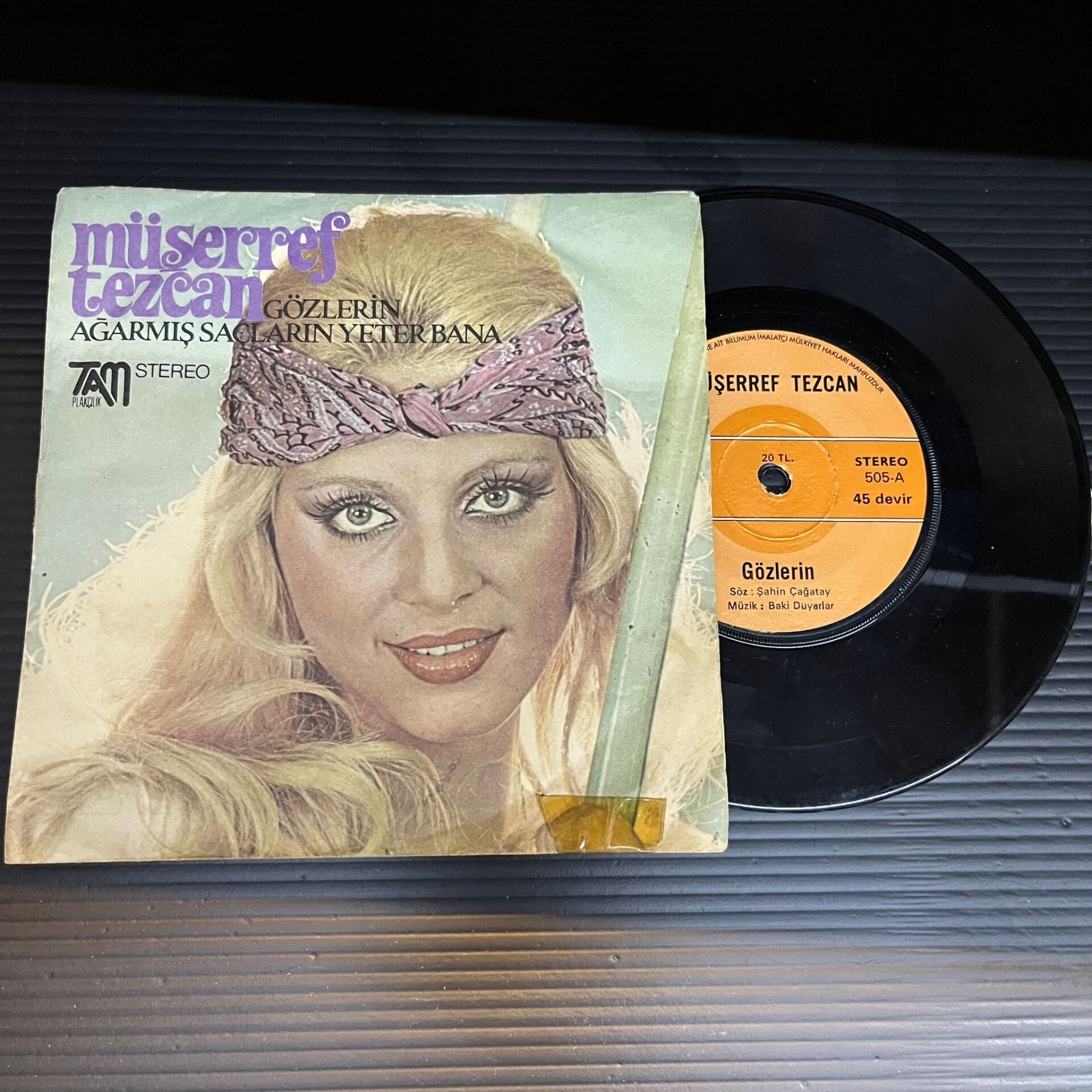 Müşerref Tezcan – Gözlerin / Ağarmış Saçların Yeter Bana