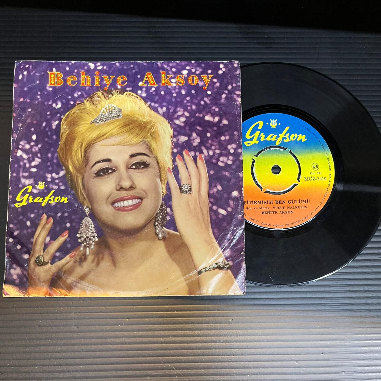 Behiye Aksoy – Yüklüyüm Dertlerden Yana