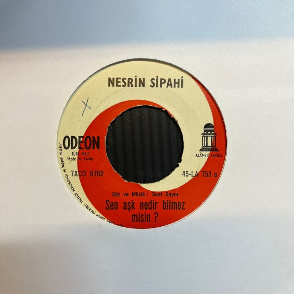 Nesrin Sipahi – Sen Aşk Nedir Bilmez Misin / Gözlerim Yolda Kaldı