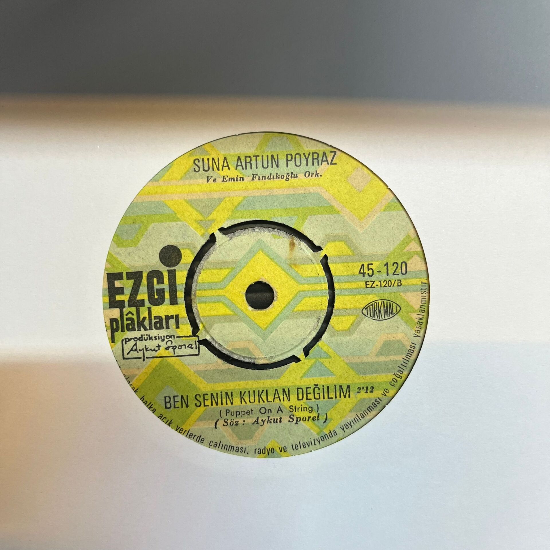 Suna Artun Poyraz Ve Emin Fındıkoğlu Ork. – Yanımdaki Gölgen (The Shadow Of Your Smile) / Ben Senin Kuklan Değilim (Puppet On A String)