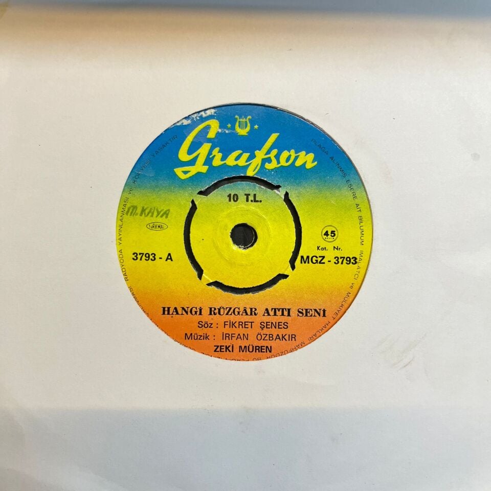 Zeki Müren – Hangi Rüzgâr Attı Seni / Yaşadığım Şehre Yolun Düşerse