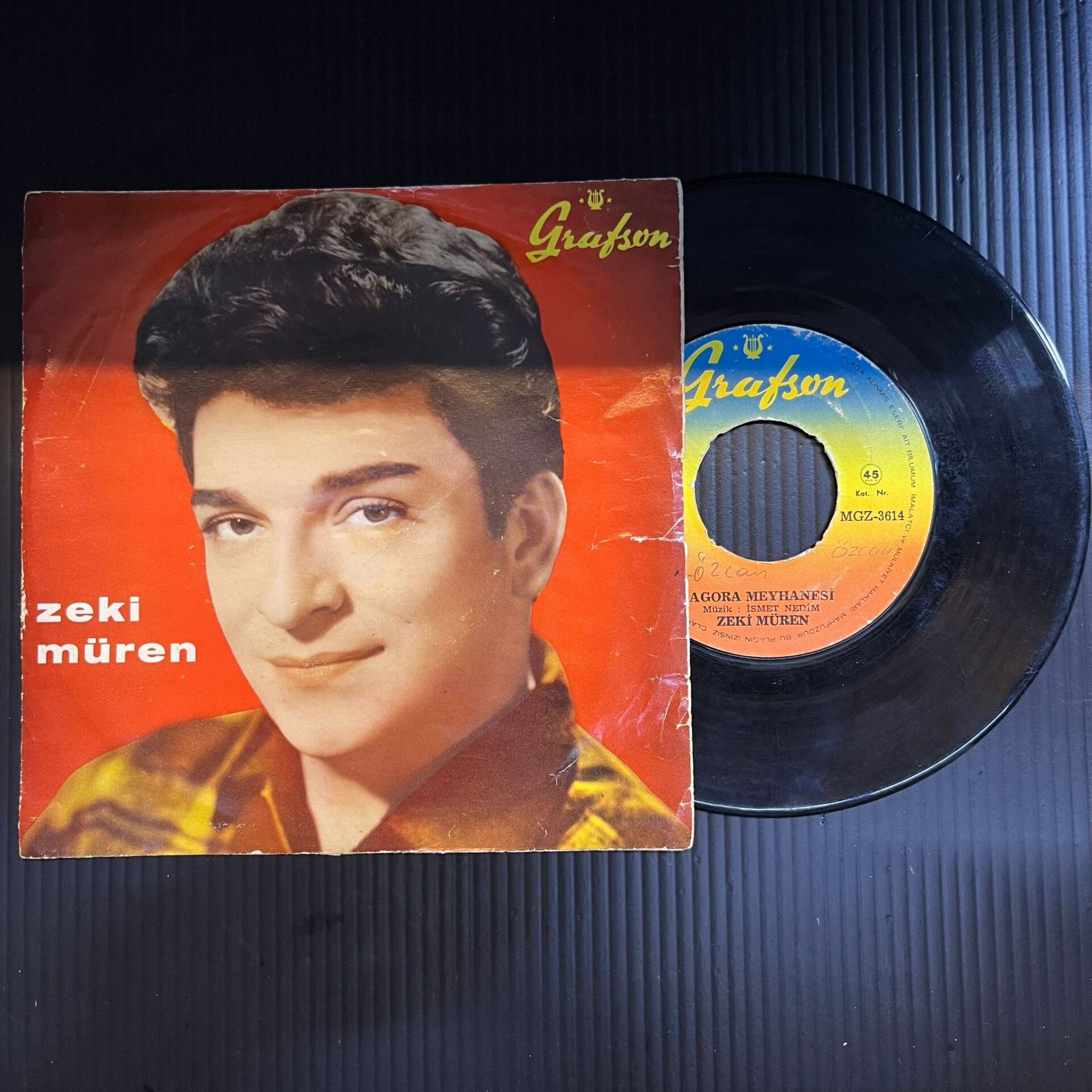 Zeki Müren – Agora Meyhanesi / İnsanlığı Aradım İnsan Gölgelerinde