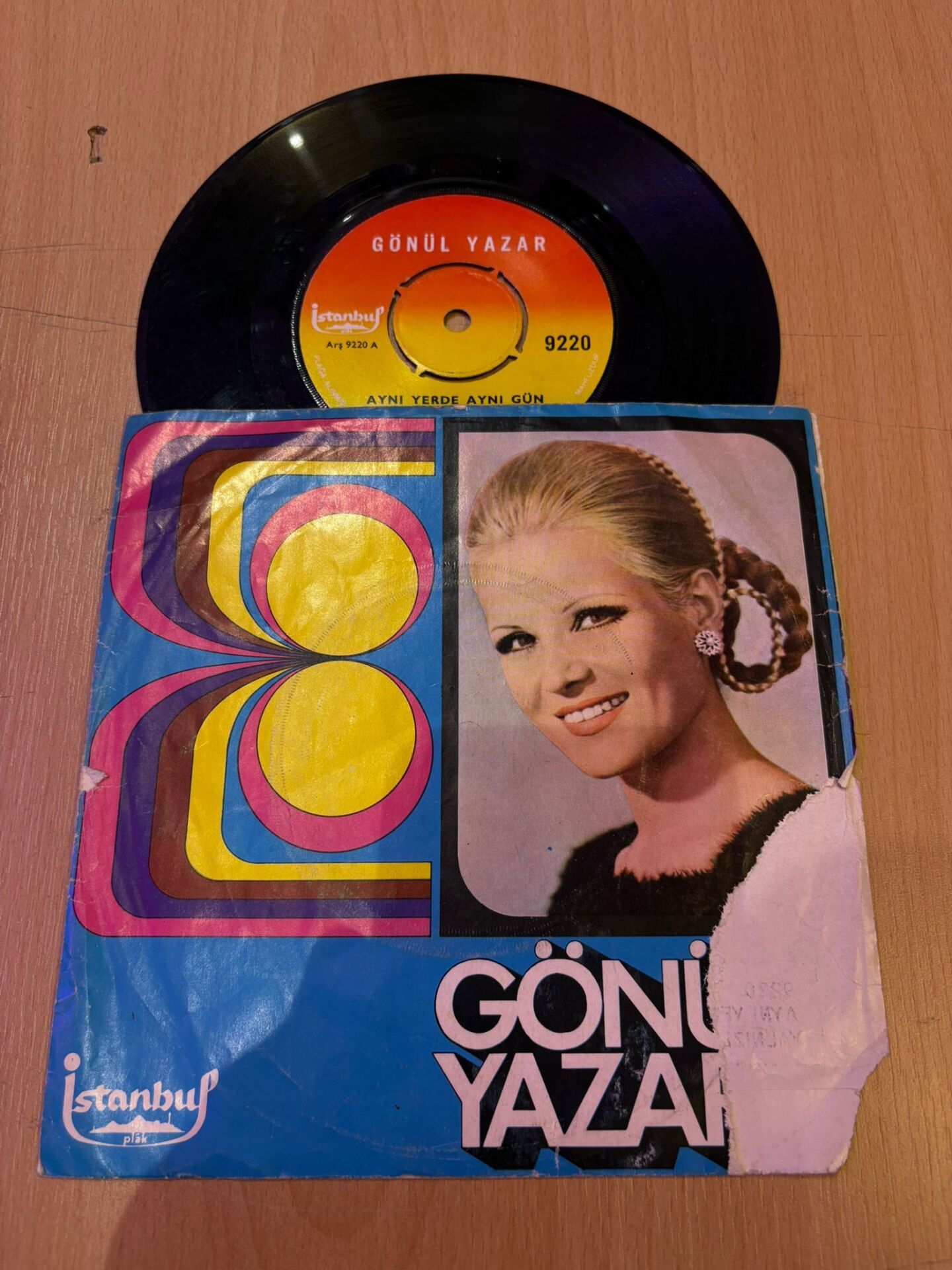 Gönül Yazar ‎– Aynı Yerde Aynı Gün / Yalnızlık