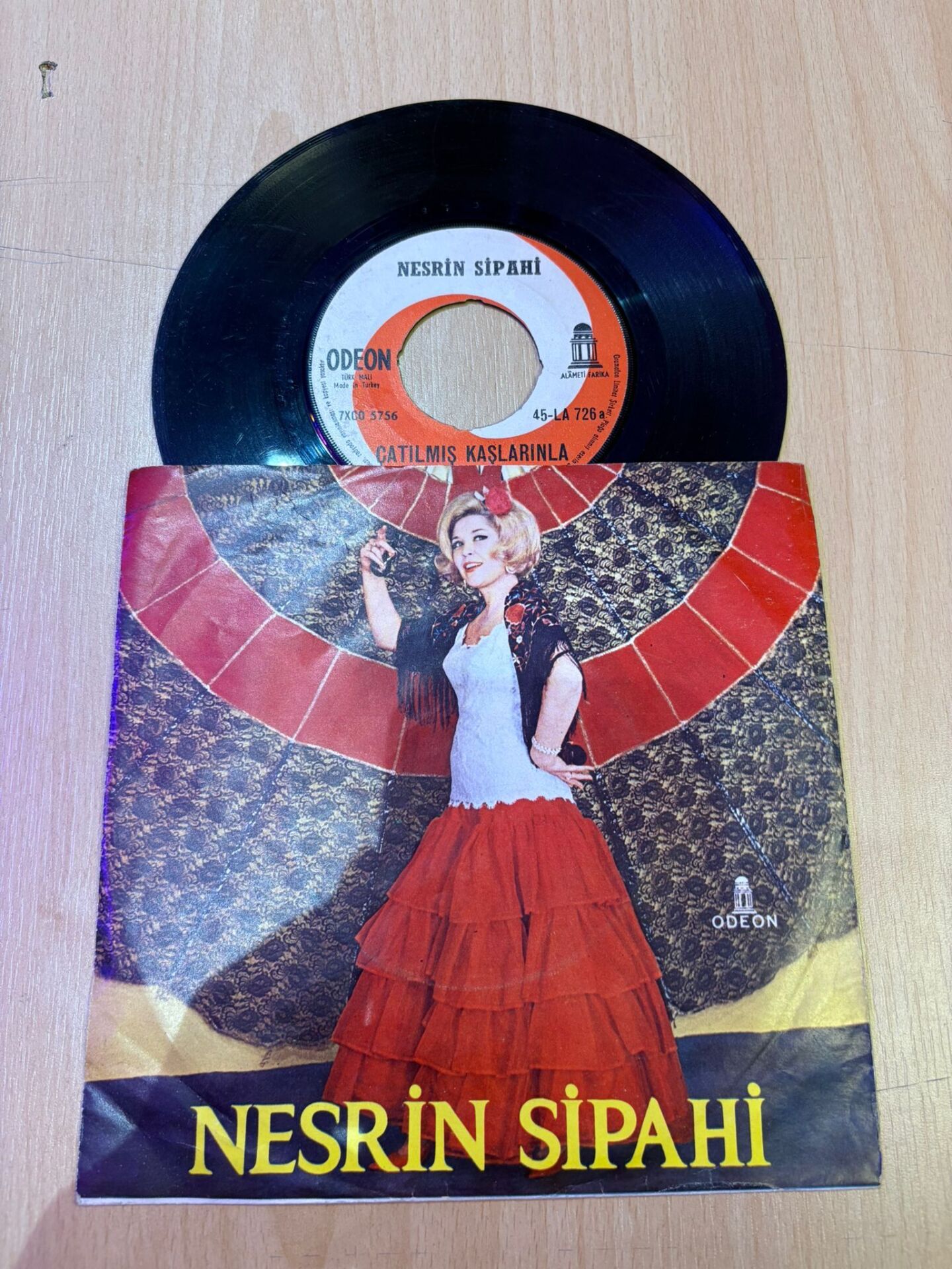 Nesrin Sipahi – Bakışların Dolu Kin / Çatılmış Kaşlarınla