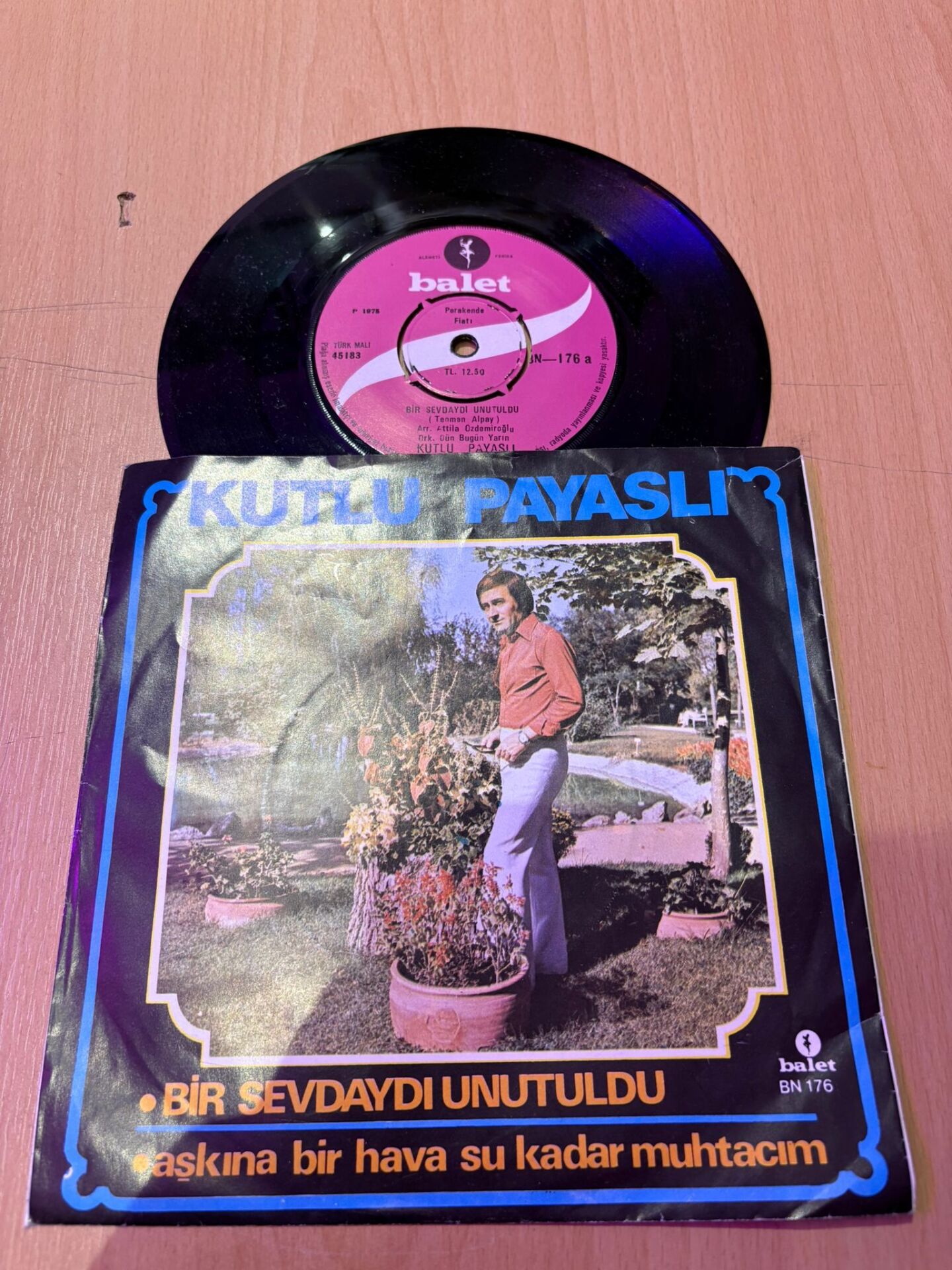 Kutlu Payaslı – Bir Sevdaydı Unutuldu / Aşkına Bir Hava Su Kadar Muhtacım