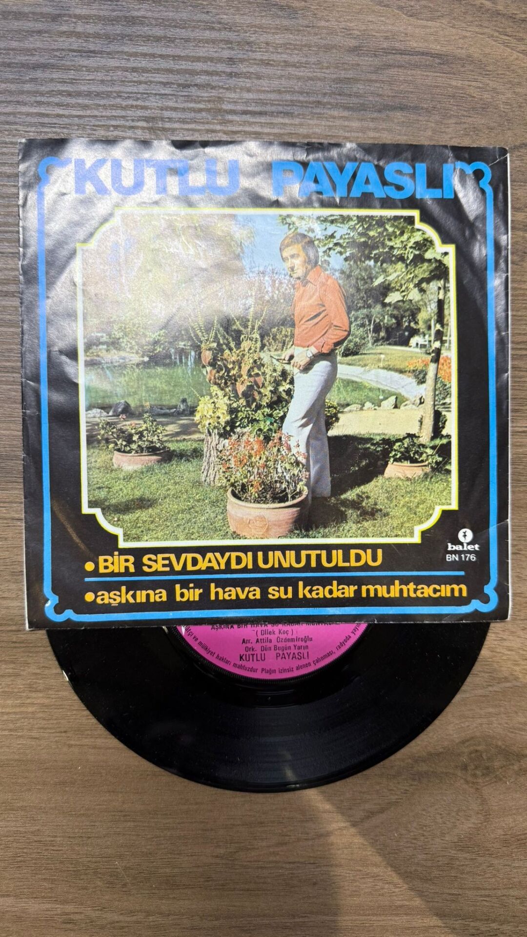 Kutlu Payaslı – Bir Sevdaydı Unutuldu / Aşkına Bir Hava Su Kadar Muhtacım