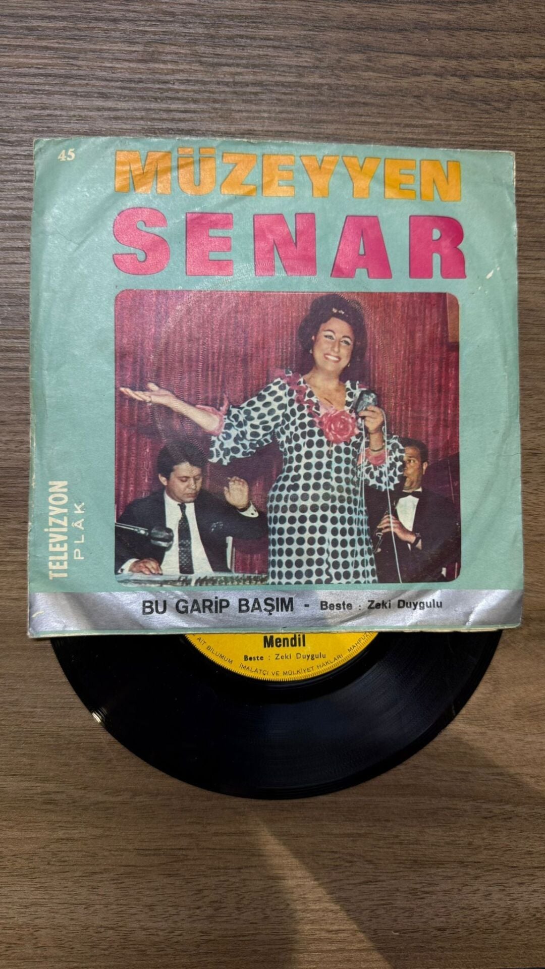 Müzeyen Senar* – Mendil