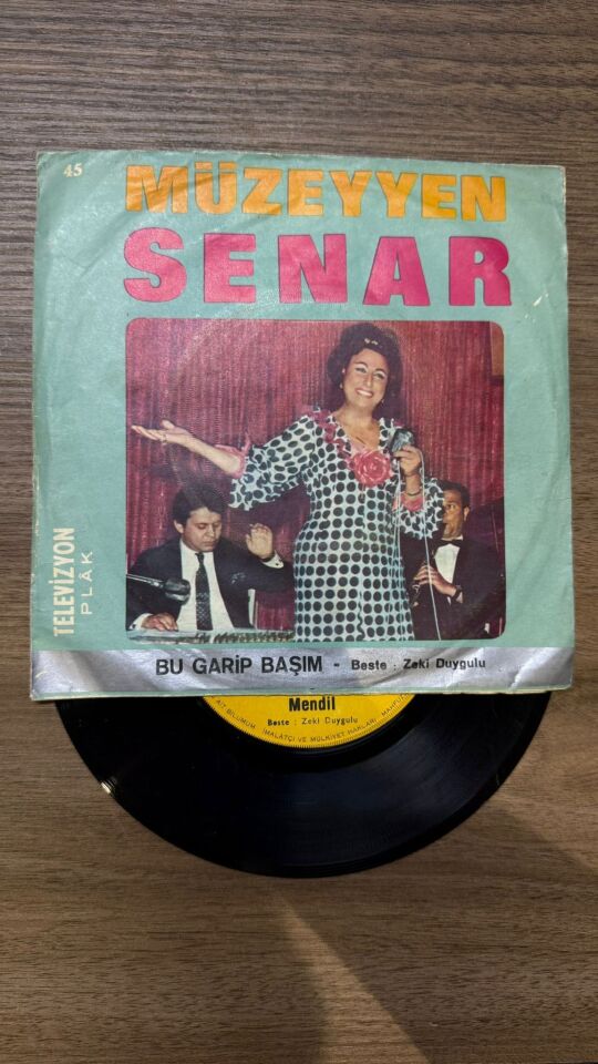 Müzeyen Senar* – Mendil