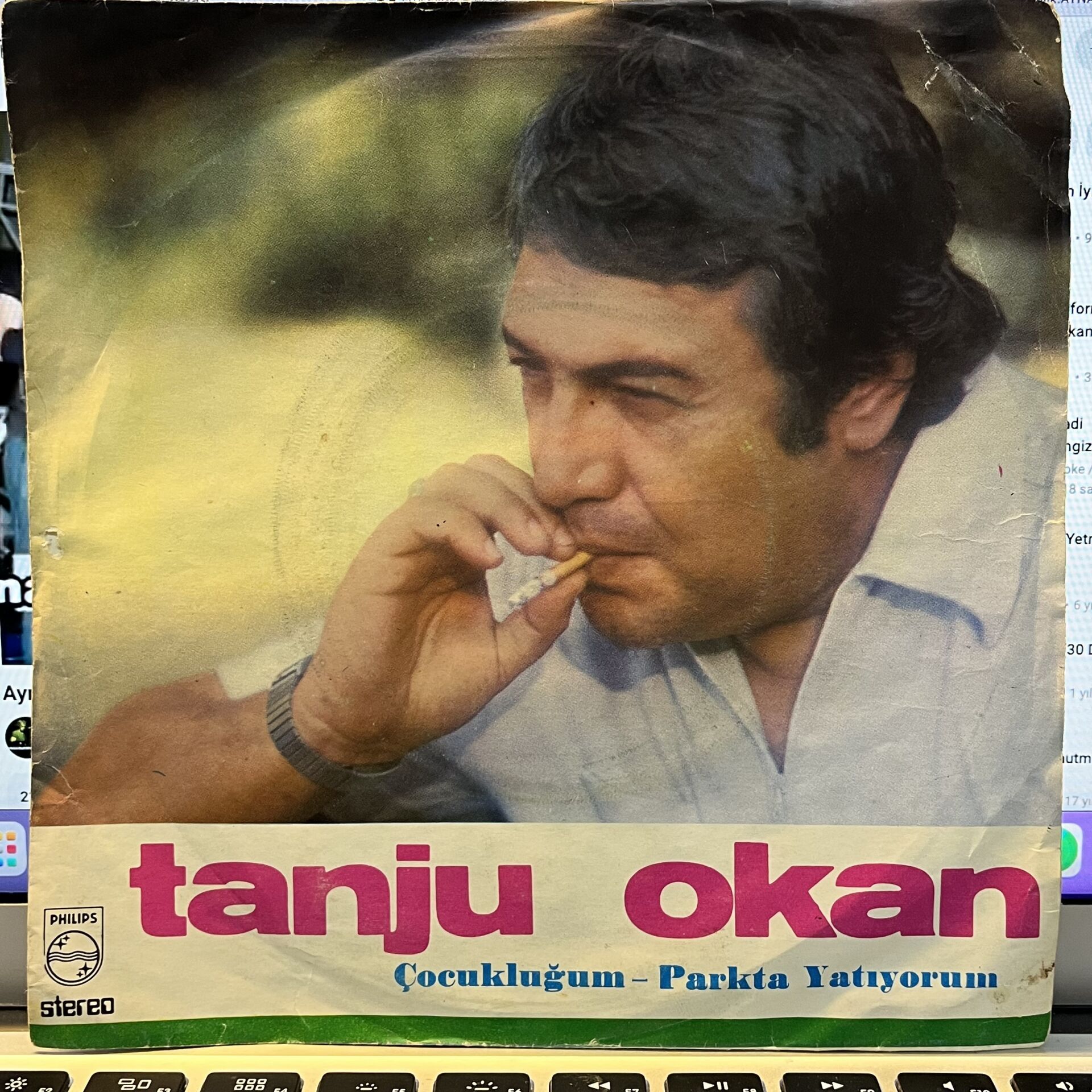 Tanju Okan – Parkta Yatıyorum / Çocukluğum