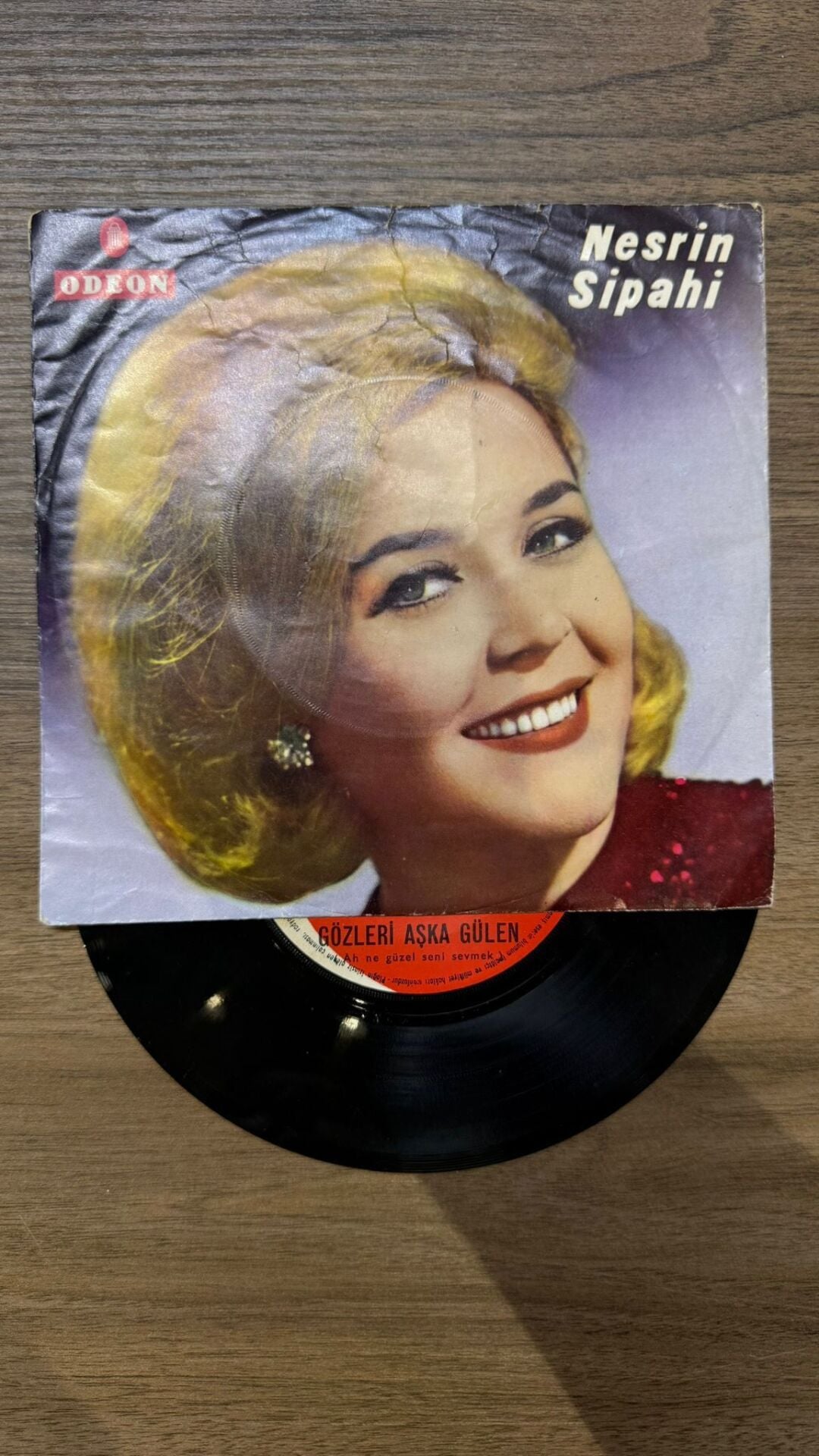 Nesrin Sipahi – Yıldızların Altında / Gözleri Aşka Gülen