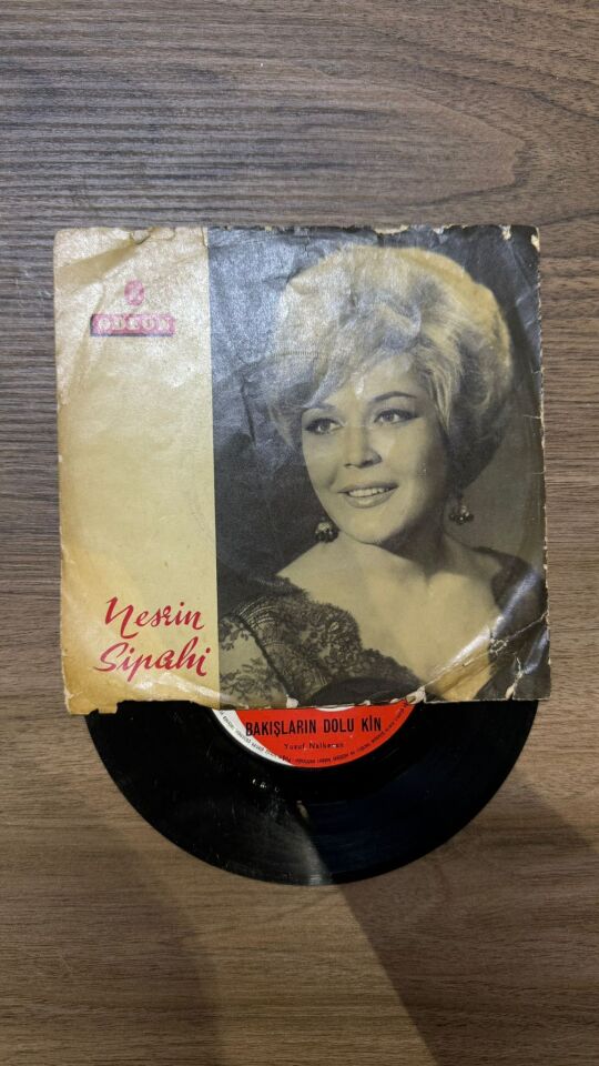 Nesrin Sipahi – Bakışların Dolu Kin / Çatılmış Kaşlarınla