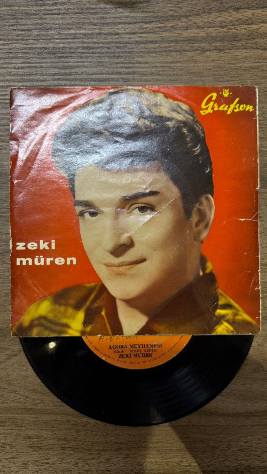 Zeki Müren – Agora Meyhanesi / İnsanlığı Aradım İnsan Gölgelerinde