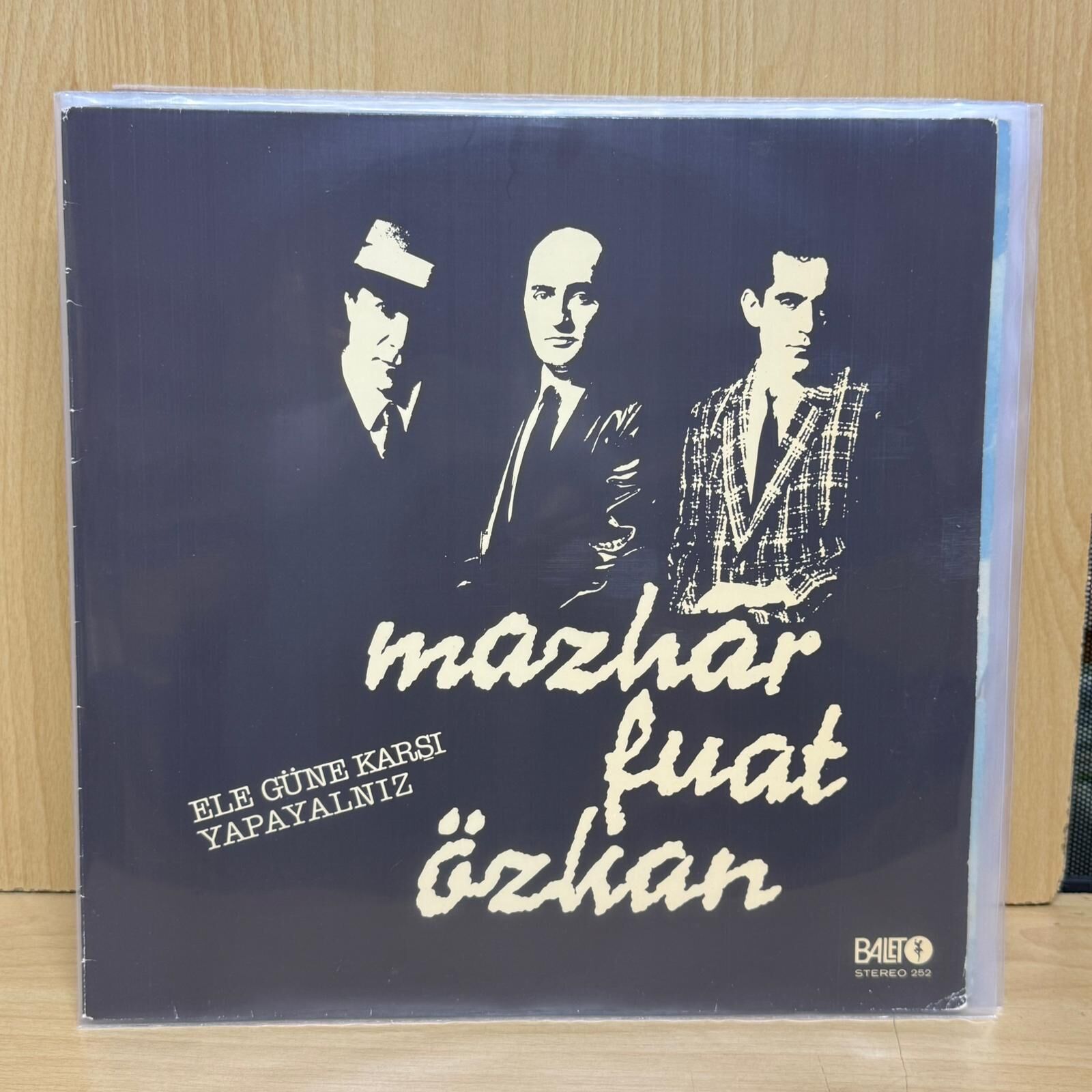 Mazhar Fuat Özkan* – Ele Güne Karşı Yapayalnız