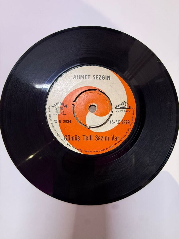 Ahmet Sezgin – Gümüş Telli Sazım Var
