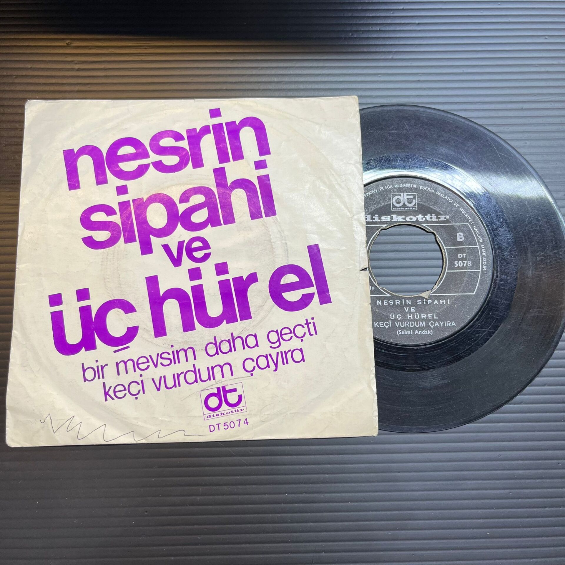 Nesrin Sipahi Ve Üç Hür El* – Bir Mevsim Daha Geçti / Keçi Vurdum Çayıra