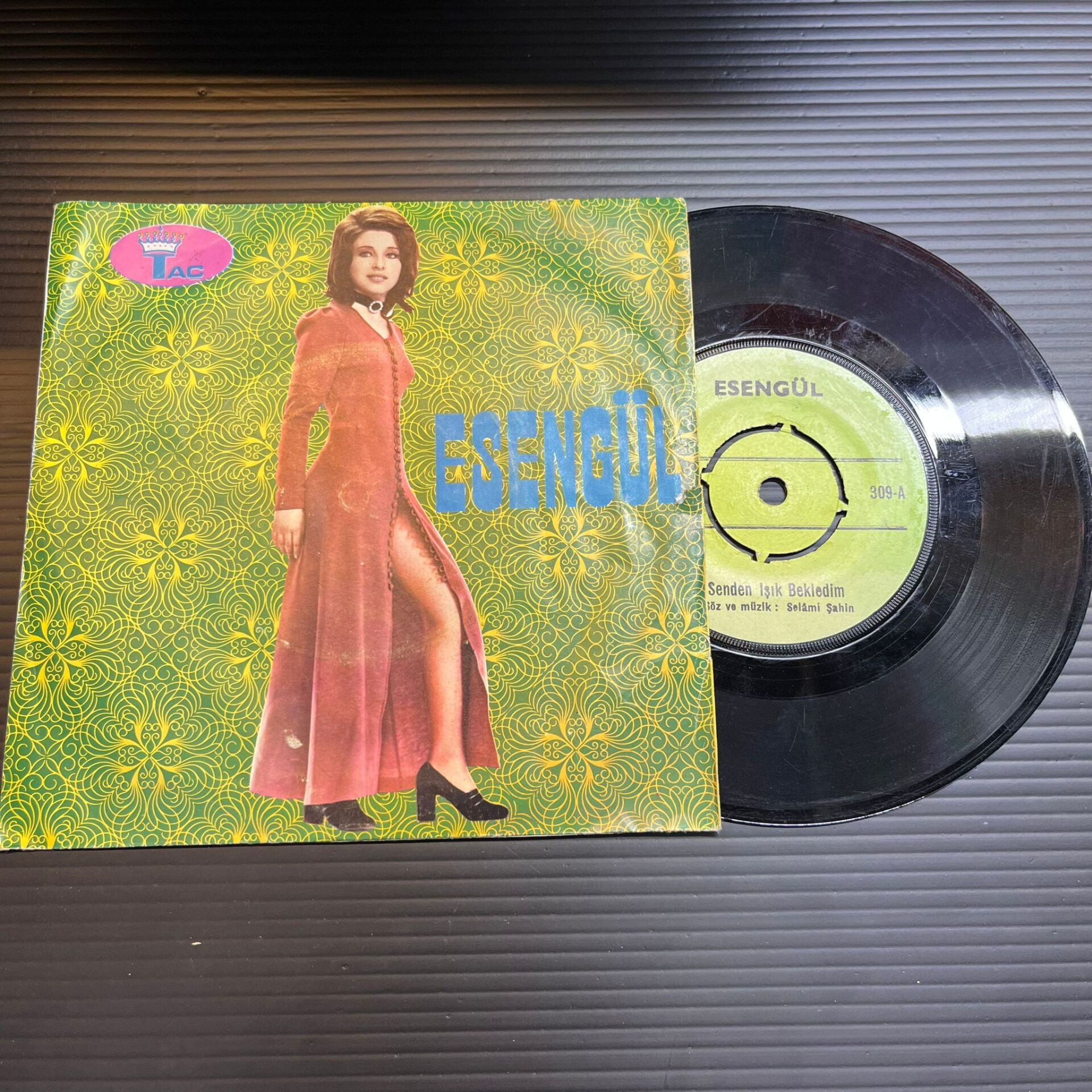 Esengül – Senden Işık Bekledim / Sevip Koklayacağım