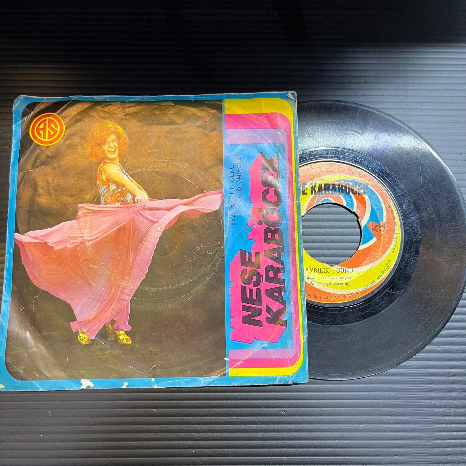 Neşe Karaböcek – Ayrılık Günü / Aşık Olamıyorum